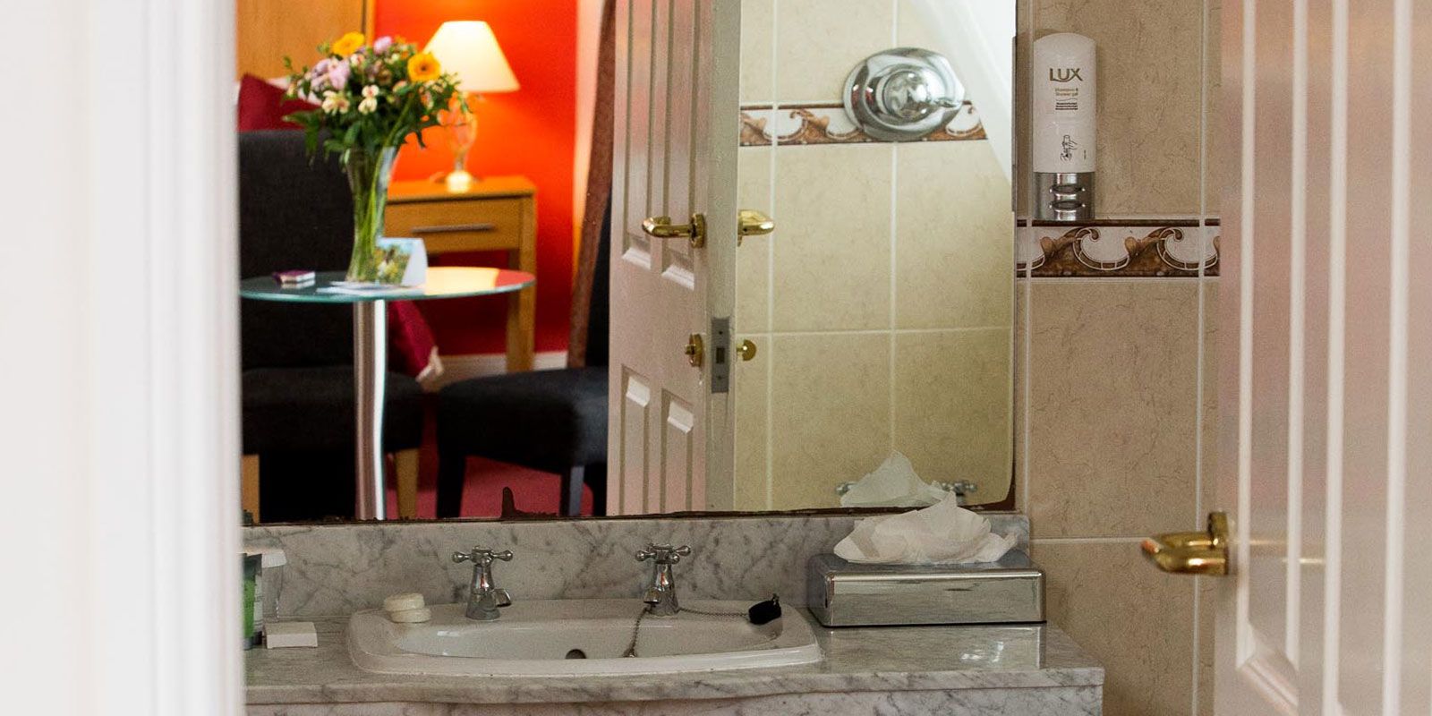 Hotel-bathroom-at-Quality-Hotel-in-Youghal